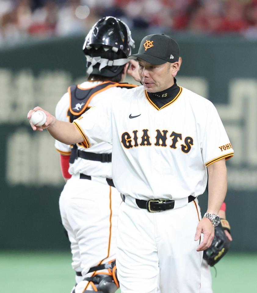 　９回表、投手交代のためマウンドに向かった阿部監督