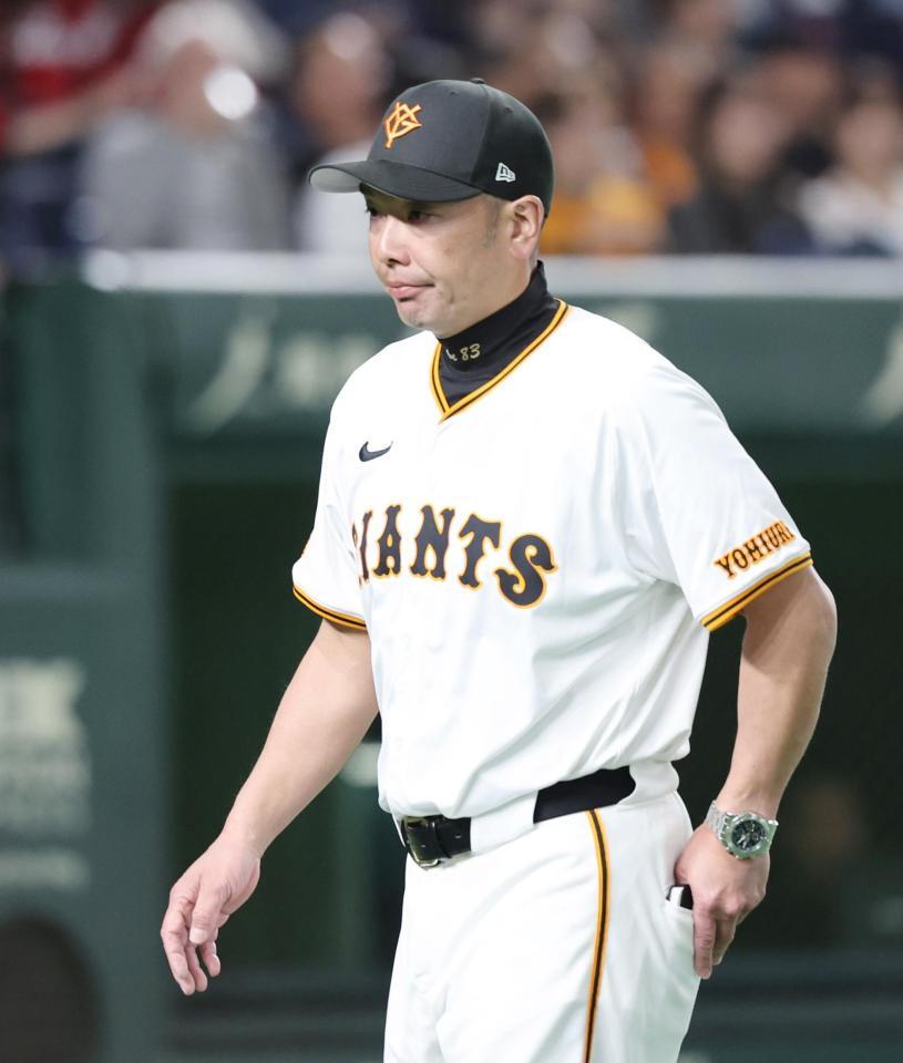 　８回裏が終わり、選手交代を告げた阿部監督