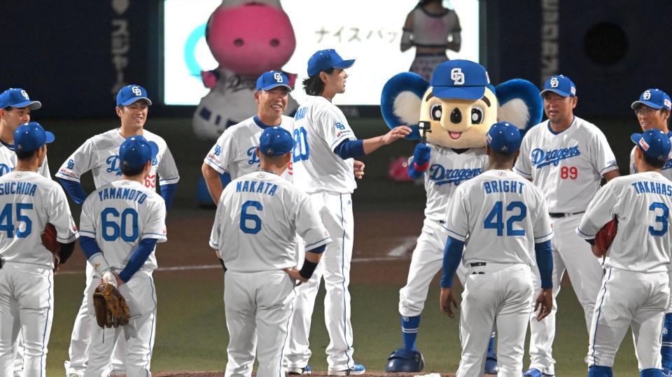 　勝利の円陣でナインに声をかける涌井（中央）＝撮影・飯室逸平