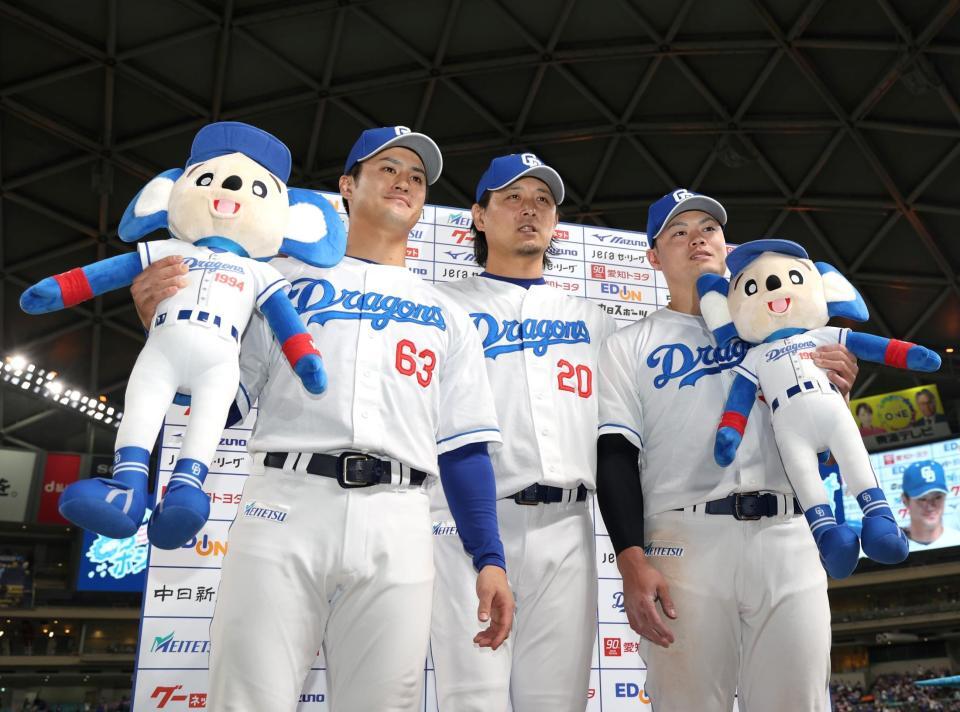 　お立ち台で写真に納まる（左から）板山、涌井、細川（撮影・北村雅宏）