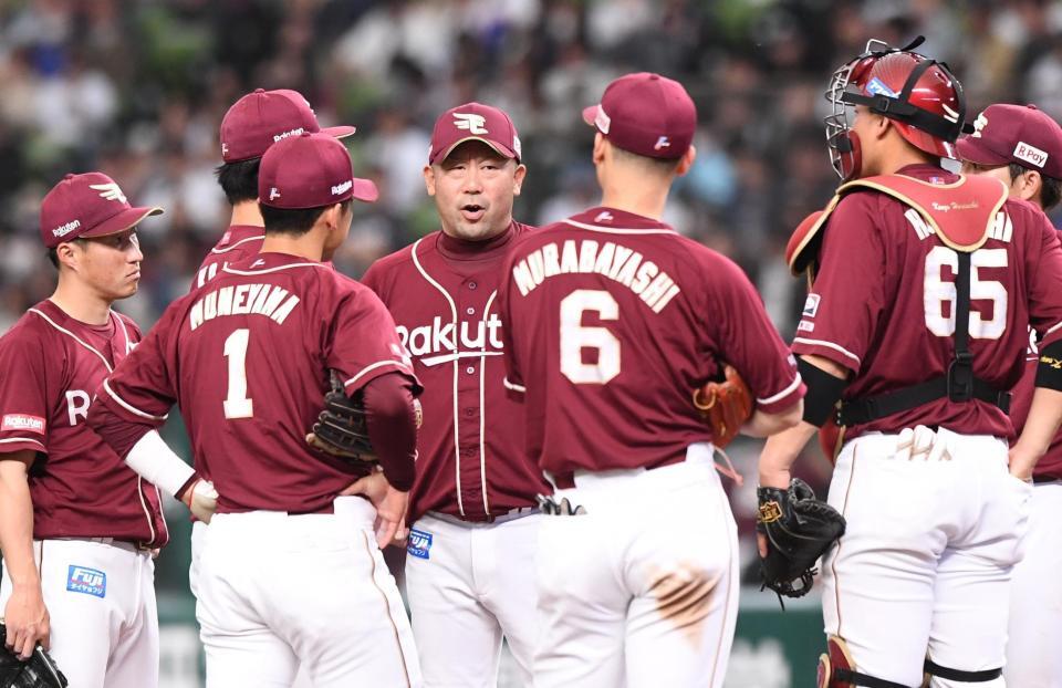 　４回、ピンチを迎え内野陣に指示を出す三木監督（中央）＝撮影・園田高夫