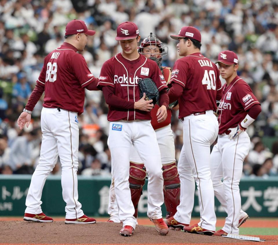 　６回途中で降板する古謝。左は三木監督