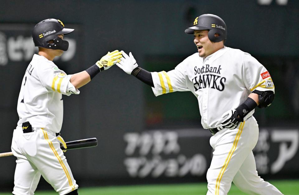 　２回、先制ソロを放ち中村（左）とタッチする山川（共同）