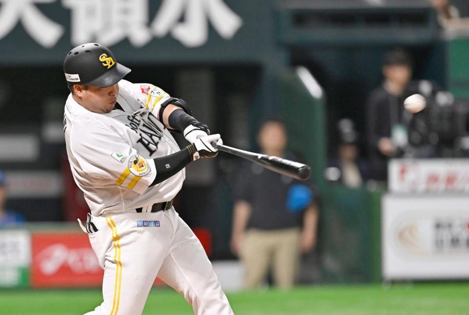 　２回、山川が左越えに先制ソロを放つ＝共同