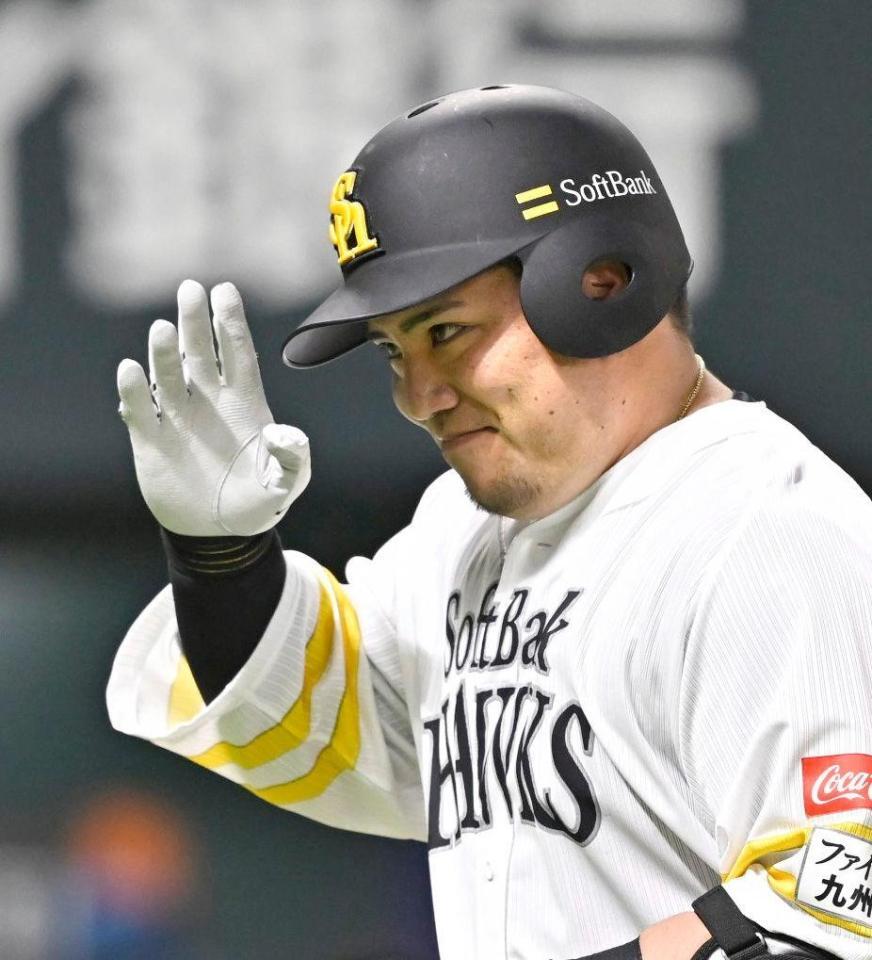 　２回、先制ソロを放ちポーズをとる山川（共同）