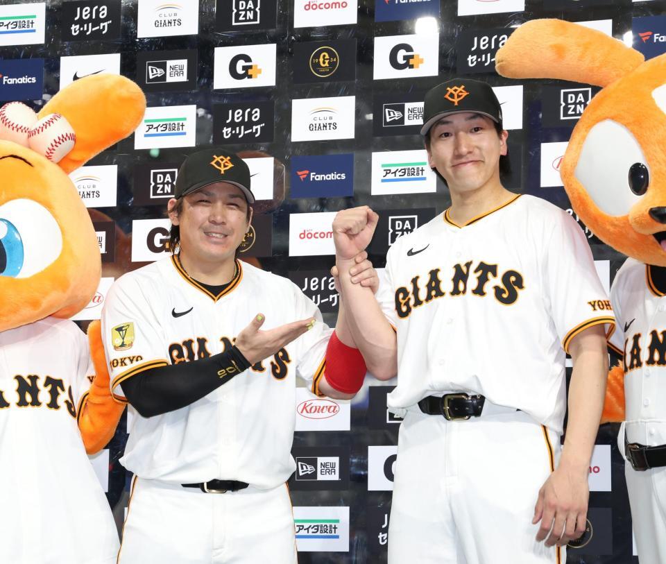 　ヒーローインタビューでポーズをとる甲斐（左）と大勢