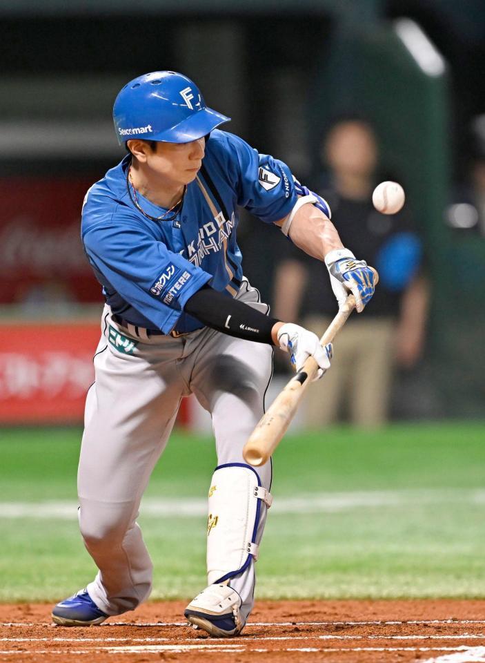 　２回、松本剛が送りバントを試みるが捕邪飛に倒れる＝共同