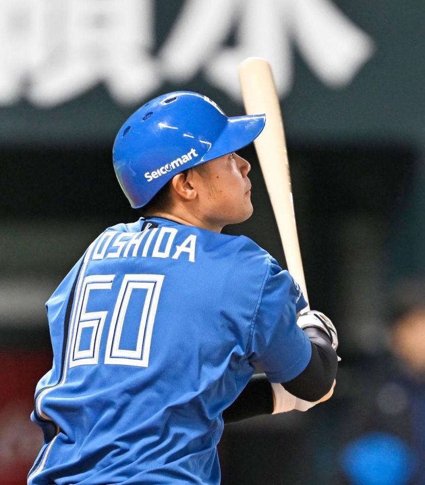 　７回、代打吉田が左越えに同点二塁打を放つ＝共同