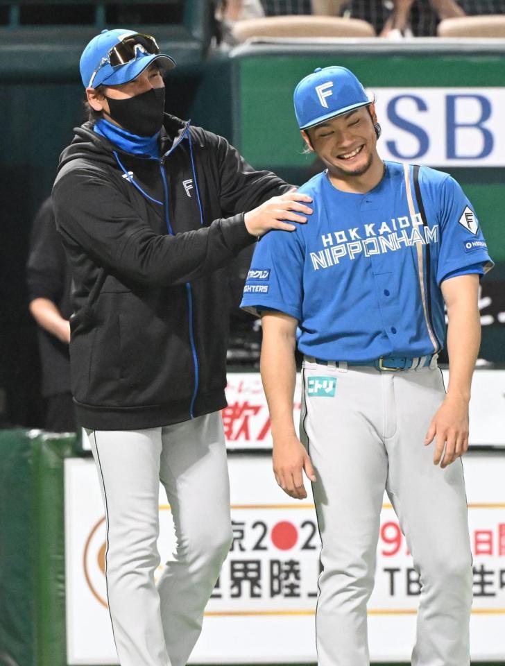　好投した伊藤（右）をねぎらう新庄監督