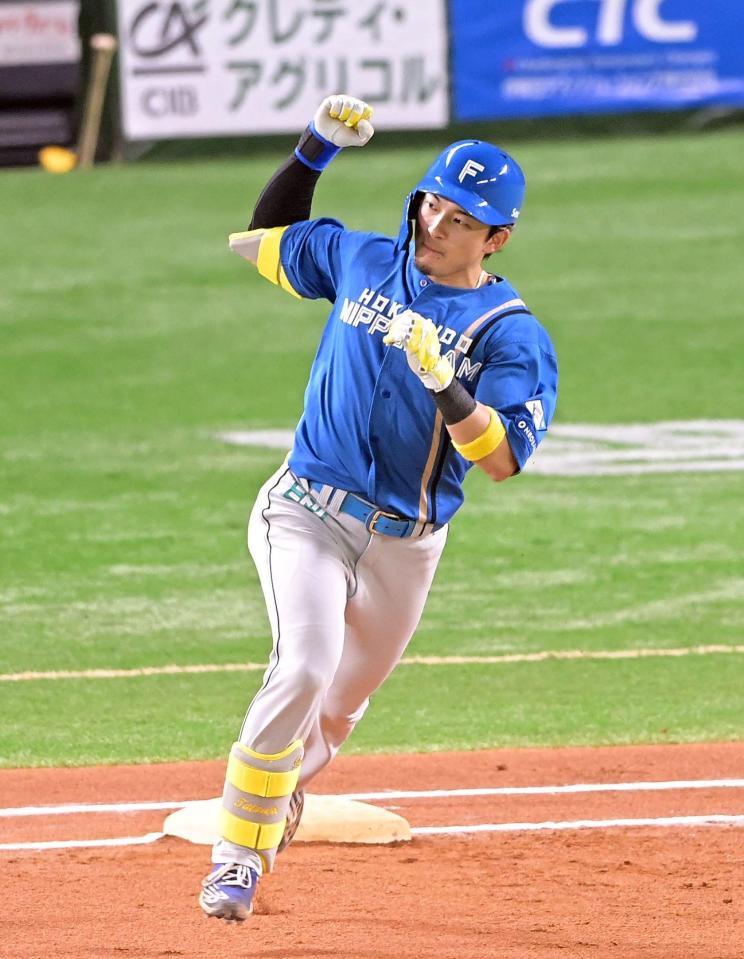 　１０回、水野は勝ち越しの右越え本塁打を放つ