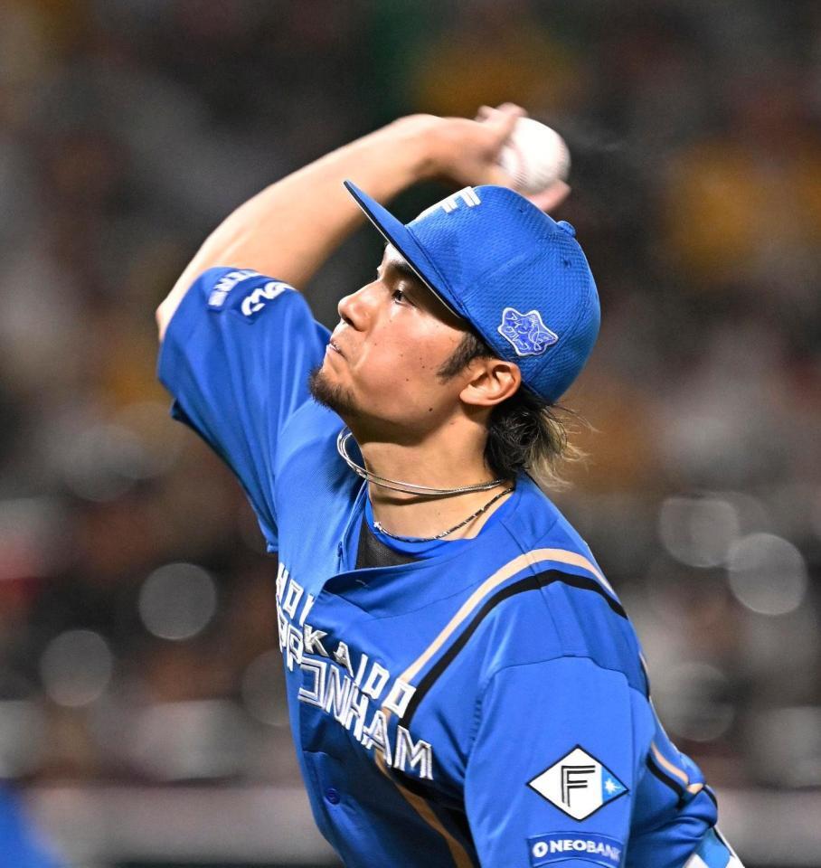 　ソフトバンク戦に先発し、９回１失点で３勝目を挙げた伊藤＝共同
