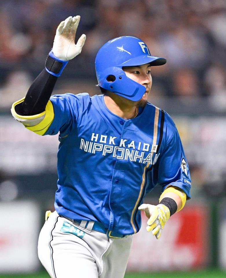 　１０回、水野が右越えに決勝ソロを放つ