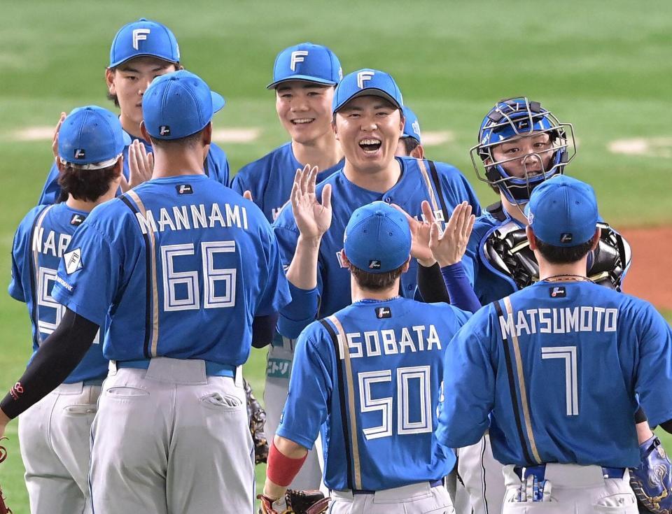 　ソフトバンクに勝利し喜ぶ日本ハムナイン