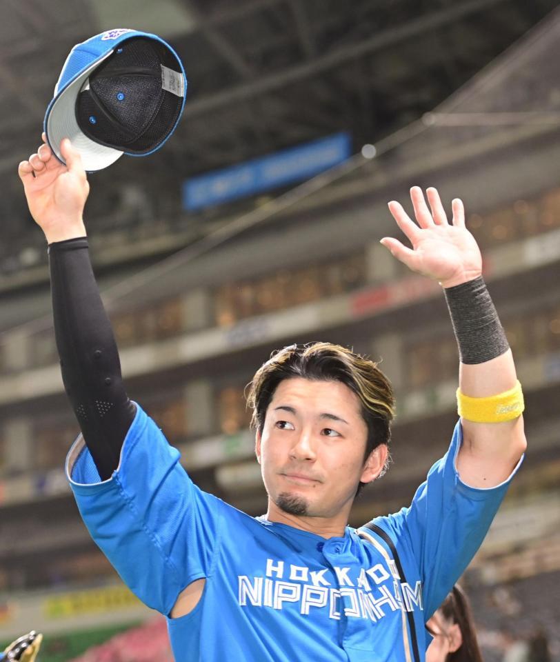 　ファンの声援に応える水野