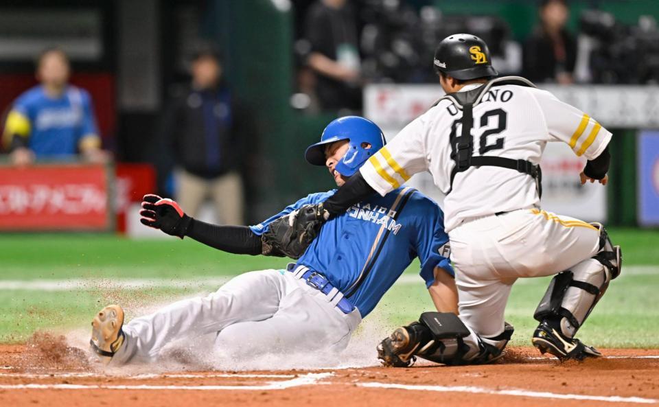 　７回、万波の右中間二塁打で一走野村が本塁を狙うがタッチアウト。捕手海野＝共同