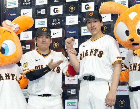 　お立ち台でポーズをとる甲斐（左）と大勢（撮影・西岡正）