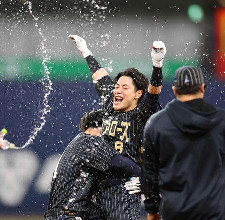 　９回、サヨナラ打を放ち、手荒く祝福される麦谷（撮影・山口登）