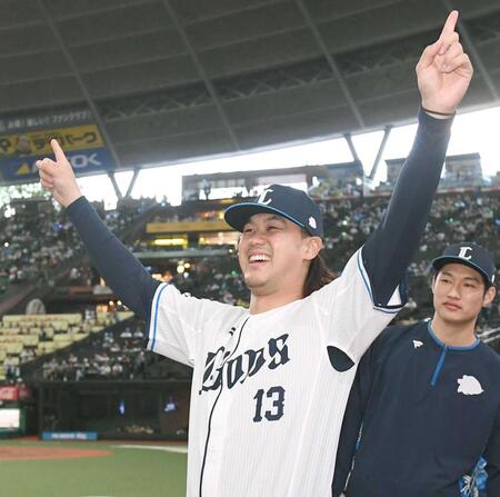 　５９７日ぶりに勝利を挙げ、笑顔でファンの声援に応える高橋（撮影・園田高夫）