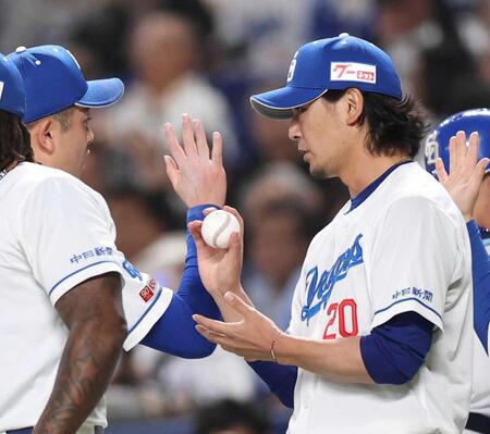 　松山からウイニングボールを受け取る涌井（撮影・中田匡峻）