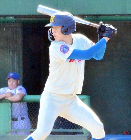 　４回に適時打を放った花咲徳栄・田島