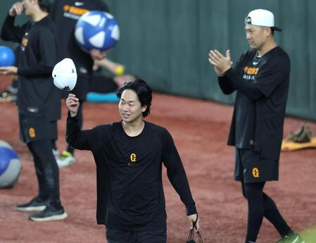 　田中将（右）らに送り出され、帽子を掲げる山崎（撮影・西岡正）