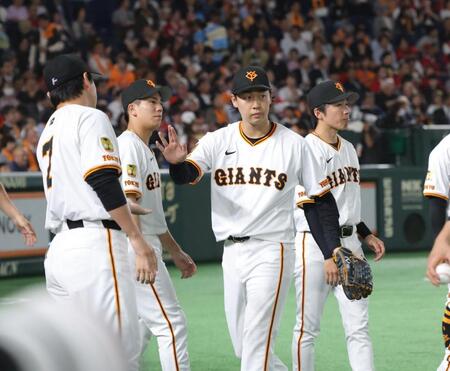 　４回、開幕から３２イニング無失点のセ・リーグ記録を更新した山崎（撮影・西岡正）  