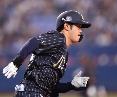 　３回、中前に２点適時打を放つ太田（撮影・山口登）