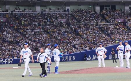 　６回途中、交代を告げられてマウンドを降りる大野（左端）＝撮影・北村雅宏