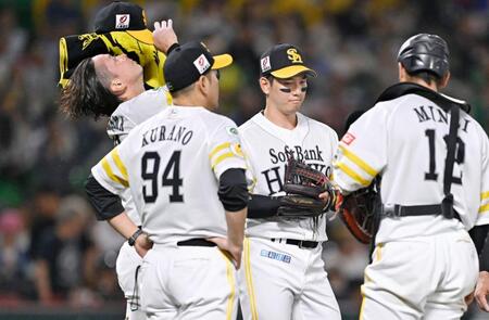 　４回、先制を許した東浜（左端）のもとに集まるソフトバンクナイン