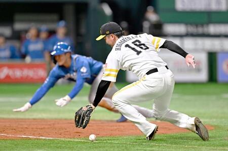 　４回、水野のスクイズで投手・東浜が捕球できず失策となる。後方は生還する三走石井