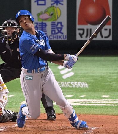 　４回、万波は右中間へ先制適時二塁打を放つ