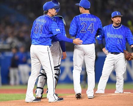 　５回、茂木に四球を与えた先発の吉野（２４）に交代を告げる三浦監督（８１）＝撮影・開出牧