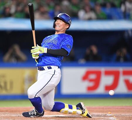 　８回、死球を受け顔をゆがめる京田（撮影・開出牧）