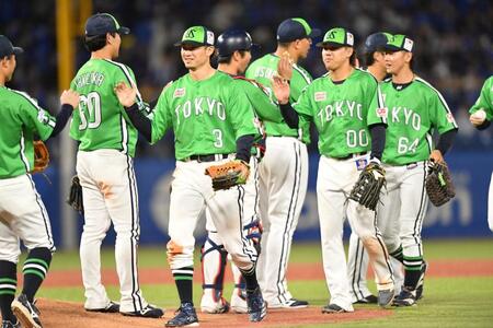 　ＤｅＮＡに打ち勝ちタッチを交わす西川（３）らヤクルトナイン（撮影・開出牧）