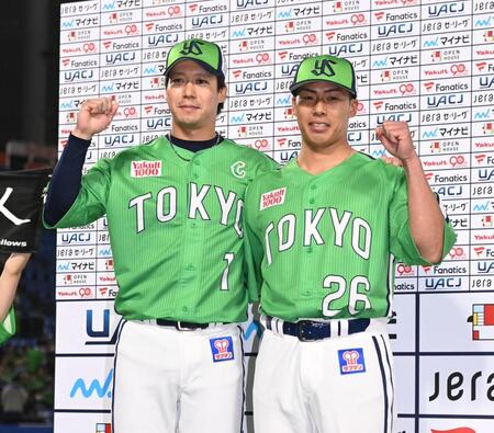 　今季初勝利を挙げた山野（右）とお立ち台でガッツポーズを決める山田（撮影・開出牧）