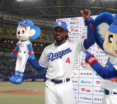 　お立ち台で写真に納まるカリステ（撮影・北村雅宏）