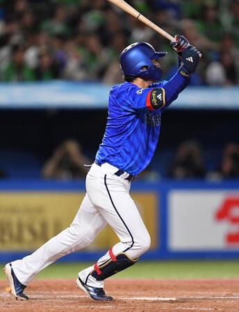 　４回、同点の中越えソロを放つ度会（撮影・開出牧）