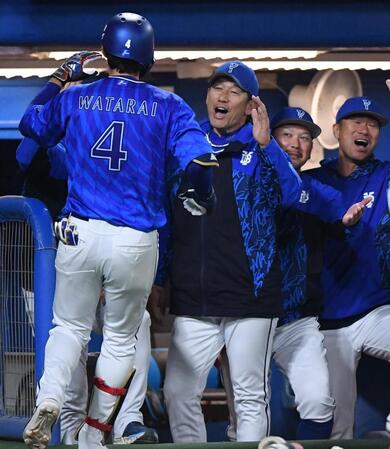 　４回、同点の中越えソロを放った度会（手前）とタッチを交わす三浦監督（中央）＝撮影・開出牧