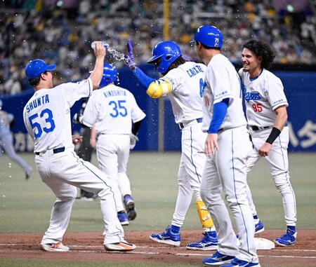 　１１回、サヨナラ犠飛を放ち祝福されるカリステ（中央）