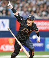 　９回、サヨナラ打を放ち、右手を掲げる麦谷（撮影・山口登）