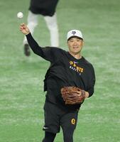 　キャッチボールで調整する田中将（撮影・西岡正）