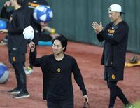 　田中将（右）らに送り出され、帽子を掲げる山崎（撮影・西岡正）