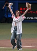 　始球式を務めた松井珠理奈（撮影・飯室逸平）