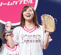 　始球式を務めた松井珠理奈（撮影・中田匡峻）
