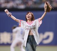　始球式を務め、ファンの歓声に応える松井珠理奈（撮影・北村雅宏）