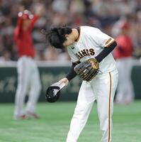 　４回、開幕から３２イニング無失点のセ・リーグ記録を更新し、一礼する山崎（撮影・西岡正）  