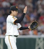 　４回、開幕から３２イニング無失点のセ・リーグ記録を更新し、グラブをたたく山崎（撮影・西岡正）  