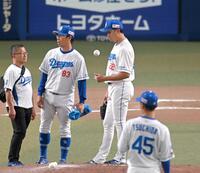 　６回途中で降板を告げられる大野（右）＝撮影・飯室逸平