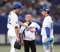 　６回、中野に２球目を投じたところで緊急降板した大野（左）＝撮影・中田匡峻