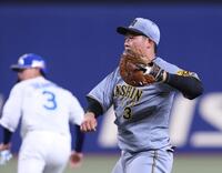 　６回、本盗を狙う三走・細川をタッチアウトにする大山（右）＝撮影・北村雅宏